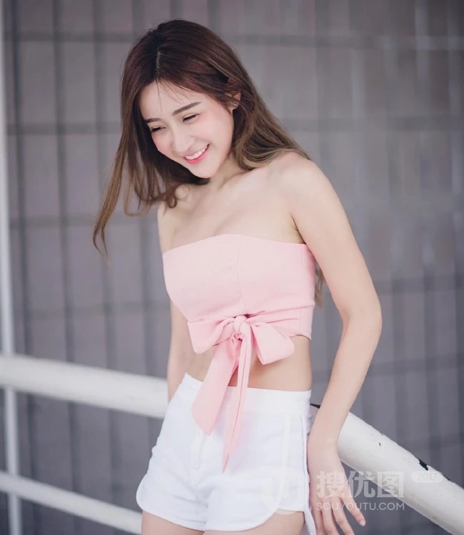 气质可爱又匀称的长发亚洲女生粉色系服饰写真图片