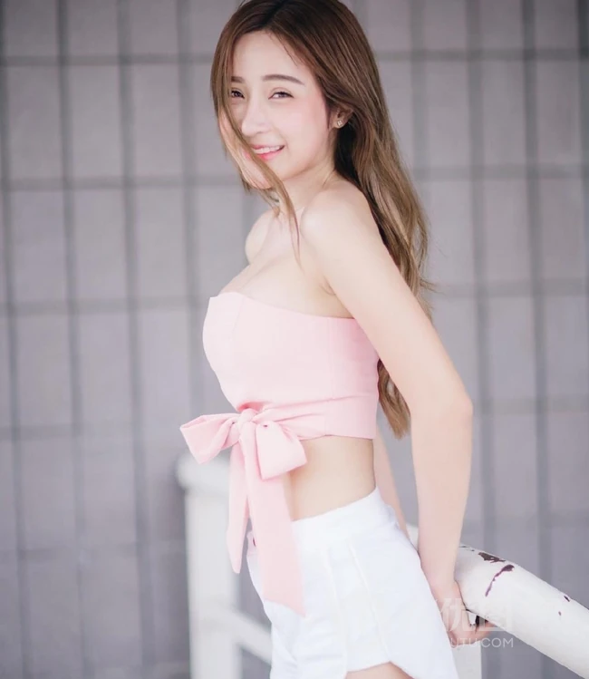 气质可爱又匀称的长发亚洲女生粉色系服饰写真图片