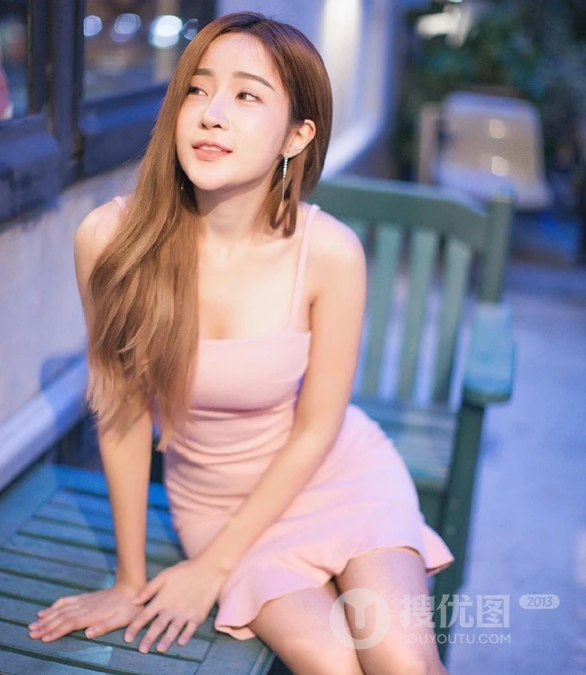 气质可爱又匀称的长发亚洲女生粉色系服饰写真图片