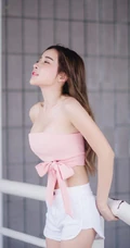 气质可爱又匀称的长发亚洲女生粉色系服饰写真图片