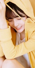 齐刘海长发可爱少女黄衣白T牛仔短裤唯美户外写真图片
