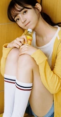 齐刘海长发可爱少女黄衣白T牛仔短裤唯美户外写真图片