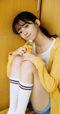 齐刘海长发可爱少女黄衣白T牛仔短裤唯美户外写真图片