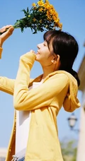 齐刘海长发可爱少女黄衣白T牛仔短裤唯美户外写真图片