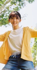 齐刘海长发可爱少女黄衣白T牛仔短裤唯美户外写真图片