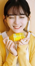 齐刘海长发可爱少女黄衣白T牛仔短裤唯美户外写真图片