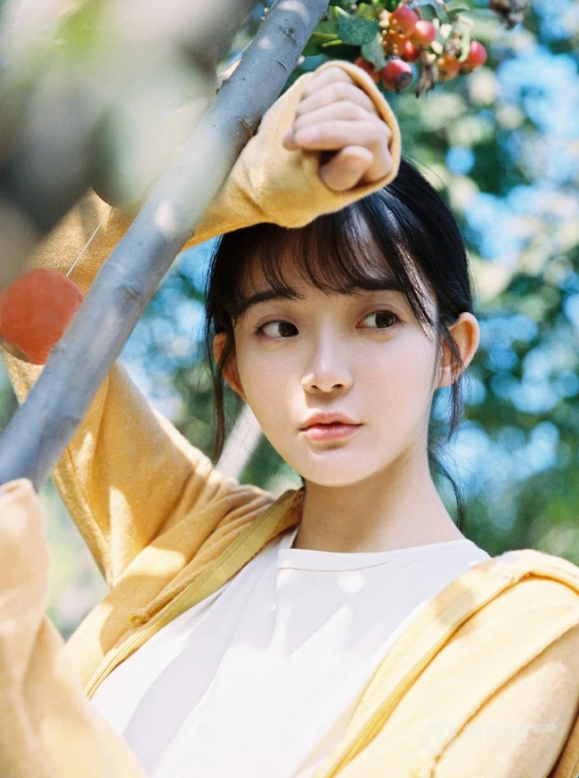齐刘海长发可爱少女黄衣白T牛仔短裤唯美户外写真图片