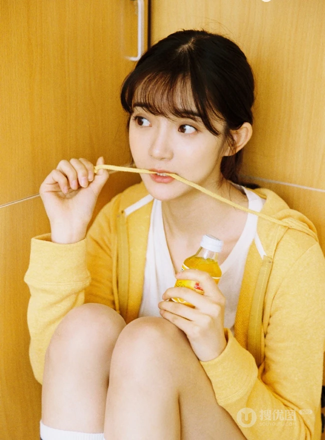 齐刘海长发可爱少女黄衣白T牛仔短裤唯美户外写真图片