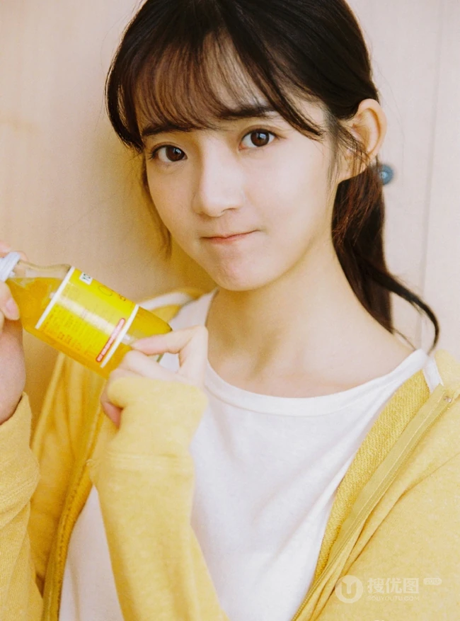 齐刘海长发可爱少女黄衣白T牛仔短裤唯美户外写真图片