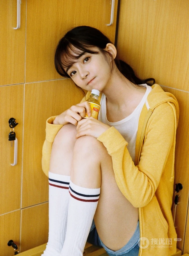 齐刘海长发可爱少女黄衣白T牛仔短裤唯美户外写真图片