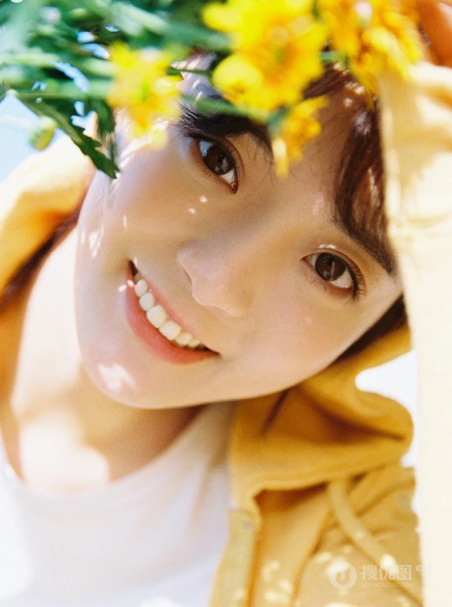 齐刘海长发可爱少女黄衣白T牛仔短裤唯美户外写真图片
