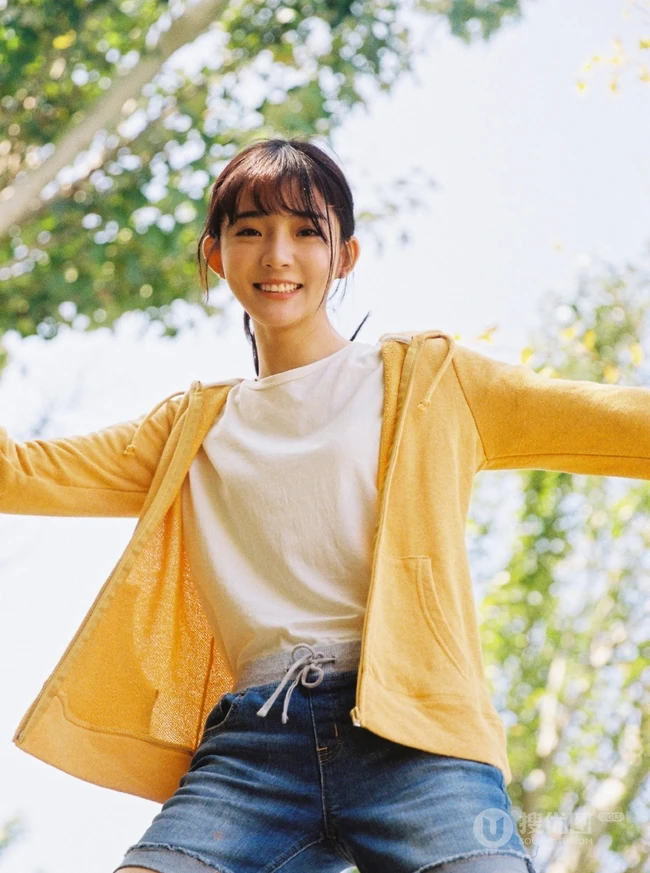齐刘海长发可爱少女黄衣白T牛仔短裤唯美户外写真图片