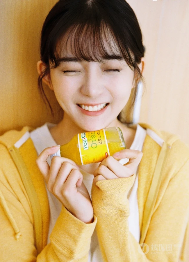 齐刘海长发可爱少女黄衣白T牛仔短裤唯美户外写真图片