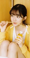 齐刘海长发可爱少女黄衣白T牛仔短裤唯美户外写真图片