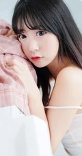 气质可爱童颜女生背心短裙居家洗衣房高清写真图片