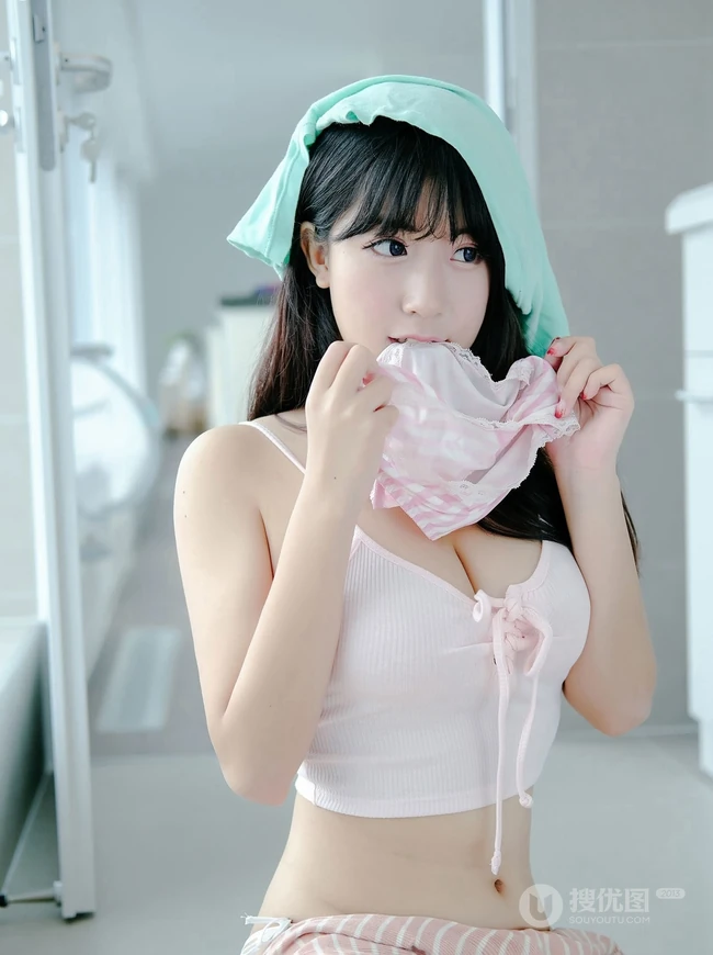 气质可爱童颜女生背心短裙居家洗衣房高清写真图片