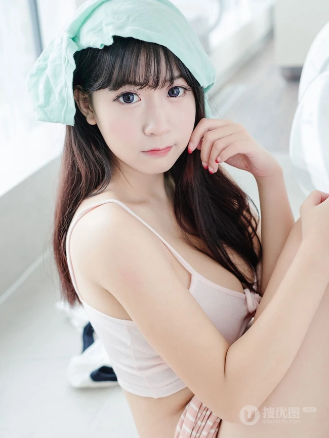 气质可爱童颜女生背心短裙居家洗衣房高清写真图片