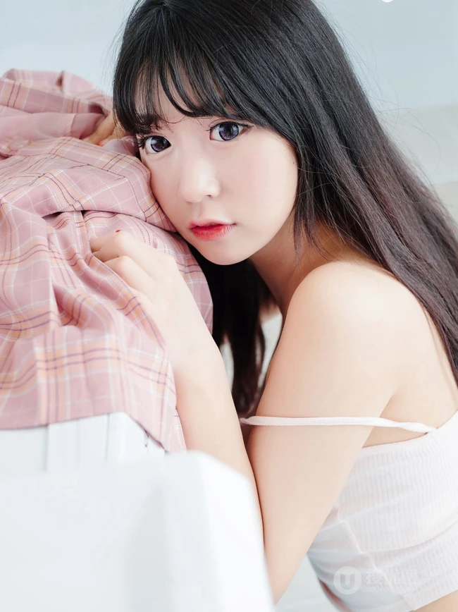 气质可爱童颜女生背心短裙居家洗衣房高清写真图片