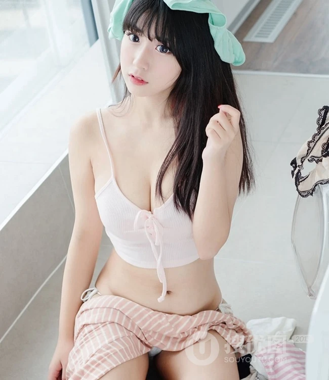 气质可爱童颜女生背心短裙居家洗衣房高清写真图片