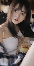 气质浅粉匀称长腿少女，格子衬衣搭背心短裤亮眼图片