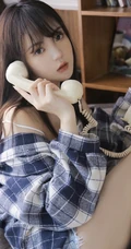 气质浅粉匀称长腿少女，格子衬衣搭背心短裤亮眼图片
