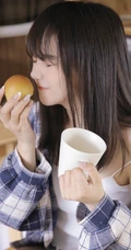 气质浅粉匀称长腿少女，格子衬衣搭背心短裤亮眼图片