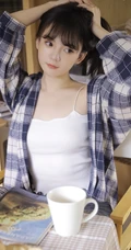 气质浅粉匀称长腿少女，格子衬衣搭背心短裤亮眼图片