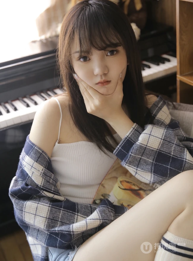 气质浅粉匀称长腿少女，格子衬衣搭背心短裤亮眼图片