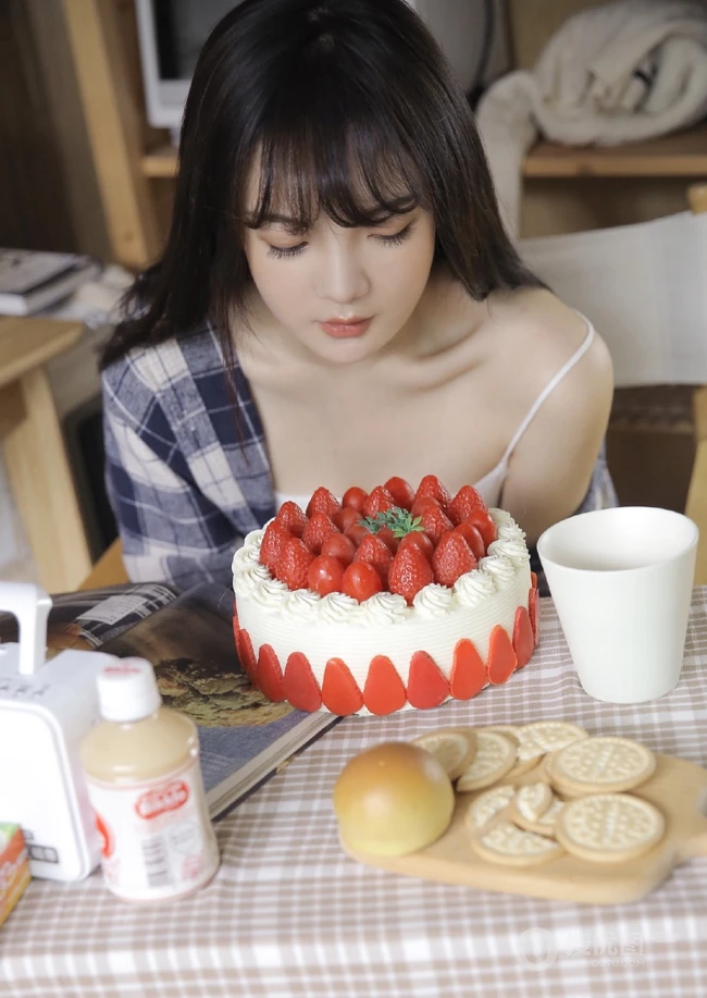 气质浅粉匀称长腿少女，格子衬衣搭背心短裤亮眼图片