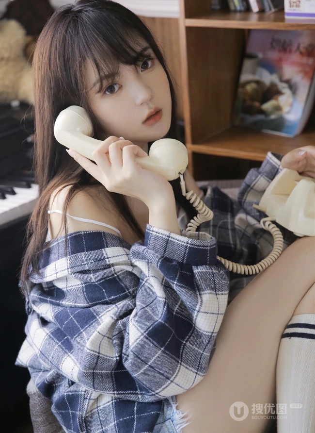 气质浅粉匀称长腿少女，格子衬衣搭背心短裤亮眼图片