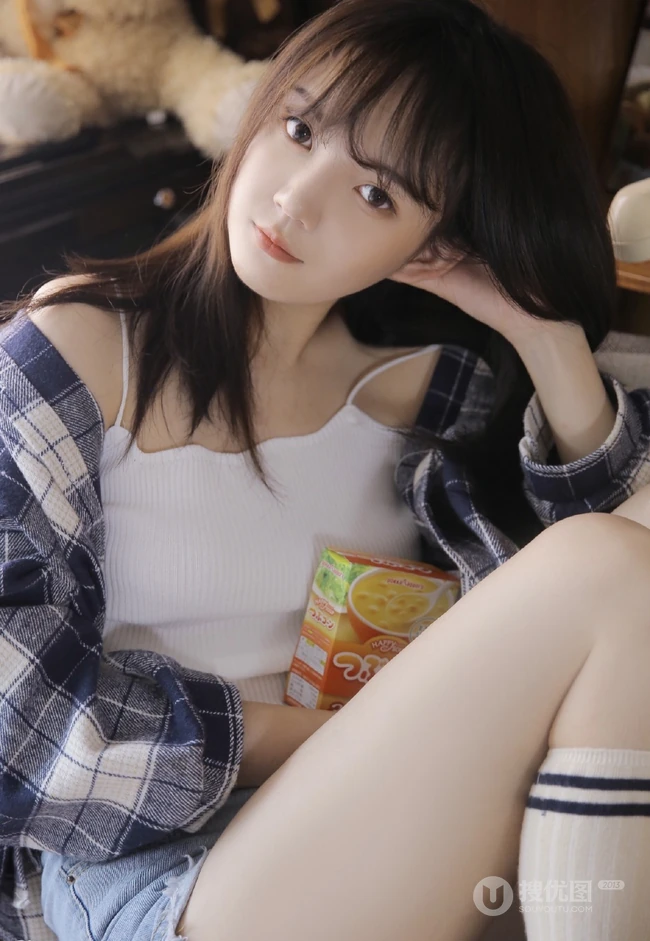 气质浅粉匀称长腿少女，格子衬衣搭背心短裤亮眼图片