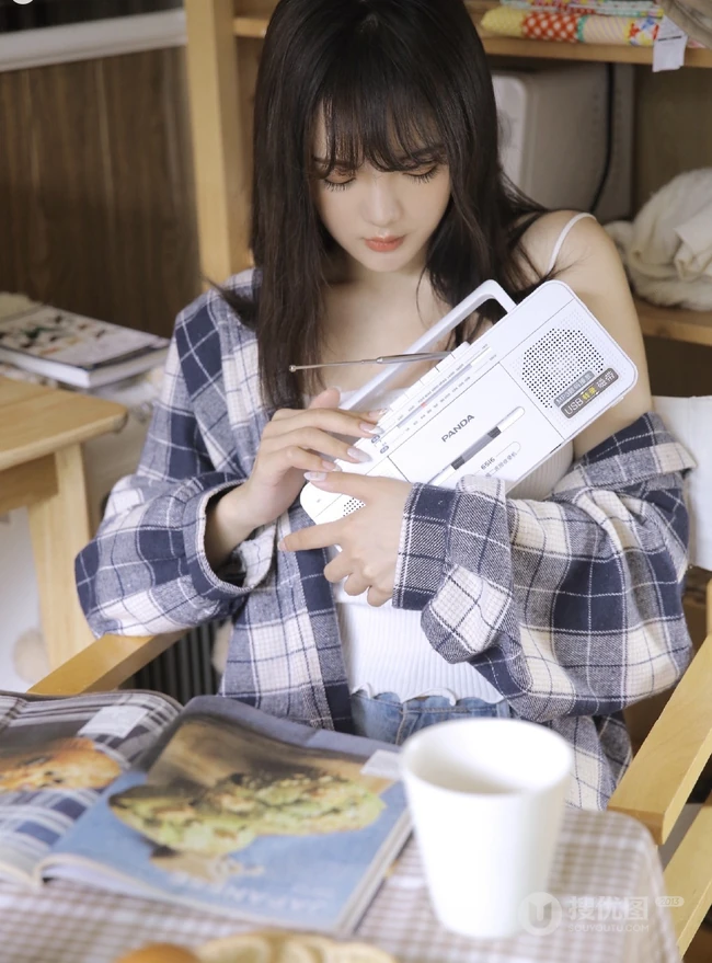 气质浅粉匀称长腿少女，格子衬衣搭背心短裤亮眼图片