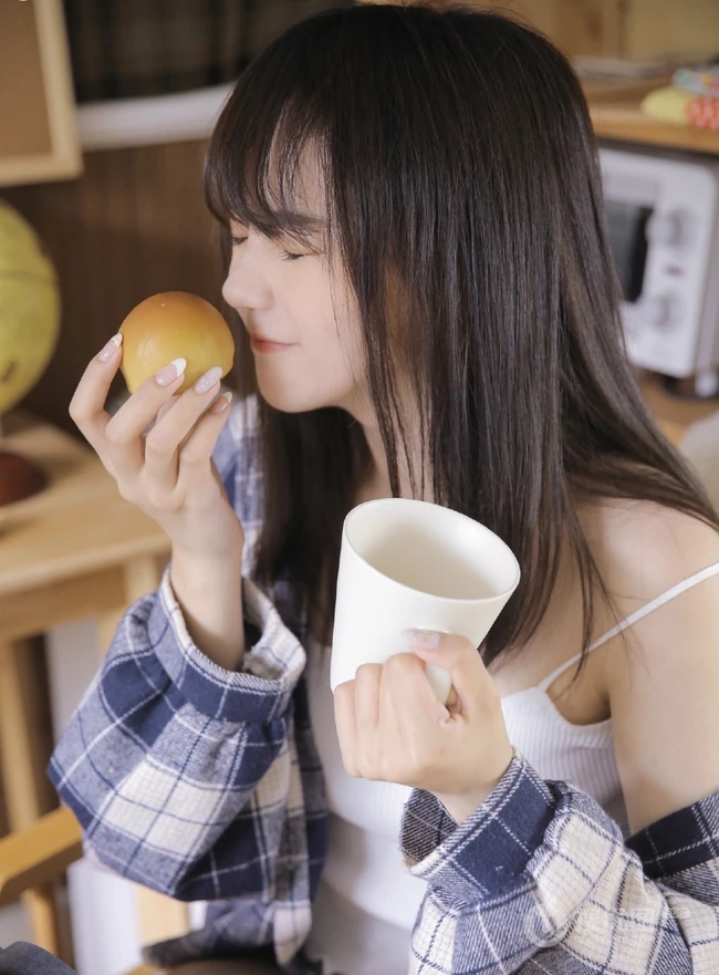 气质浅粉匀称长腿少女，格子衬衣搭背心短裤亮眼图片
