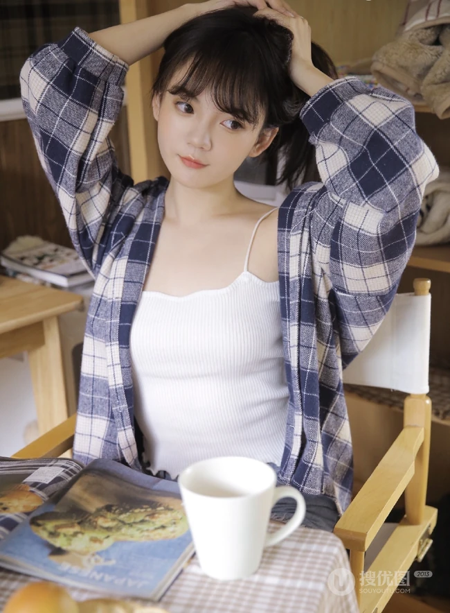 气质浅粉匀称长腿少女，格子衬衣搭背心短裤亮眼图片