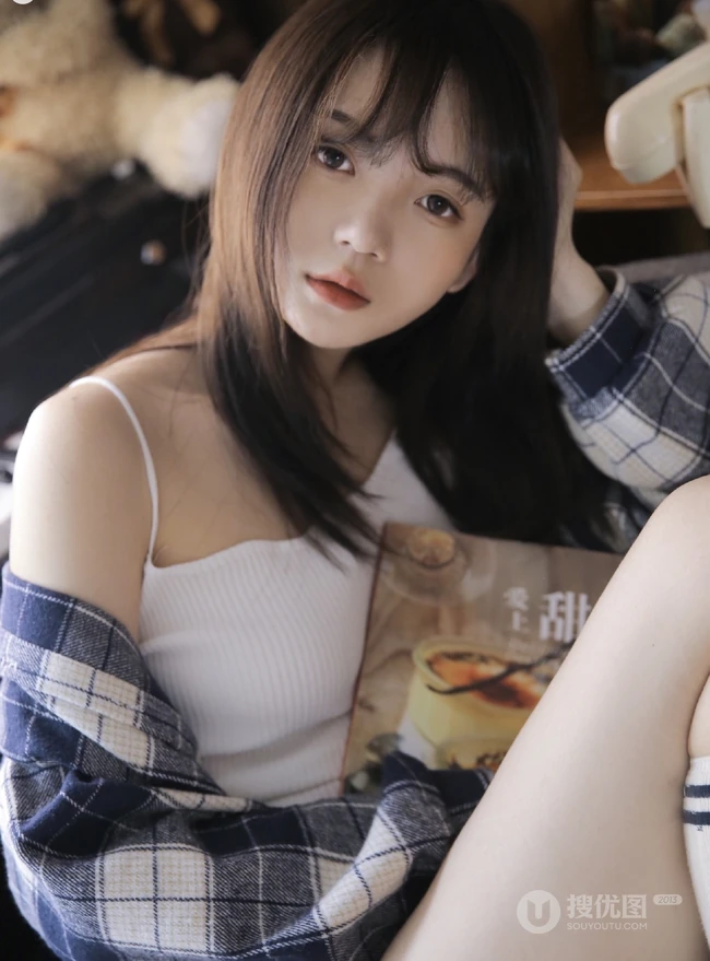 气质浅粉匀称长腿少女，格子衬衣搭背心短裤亮眼图片