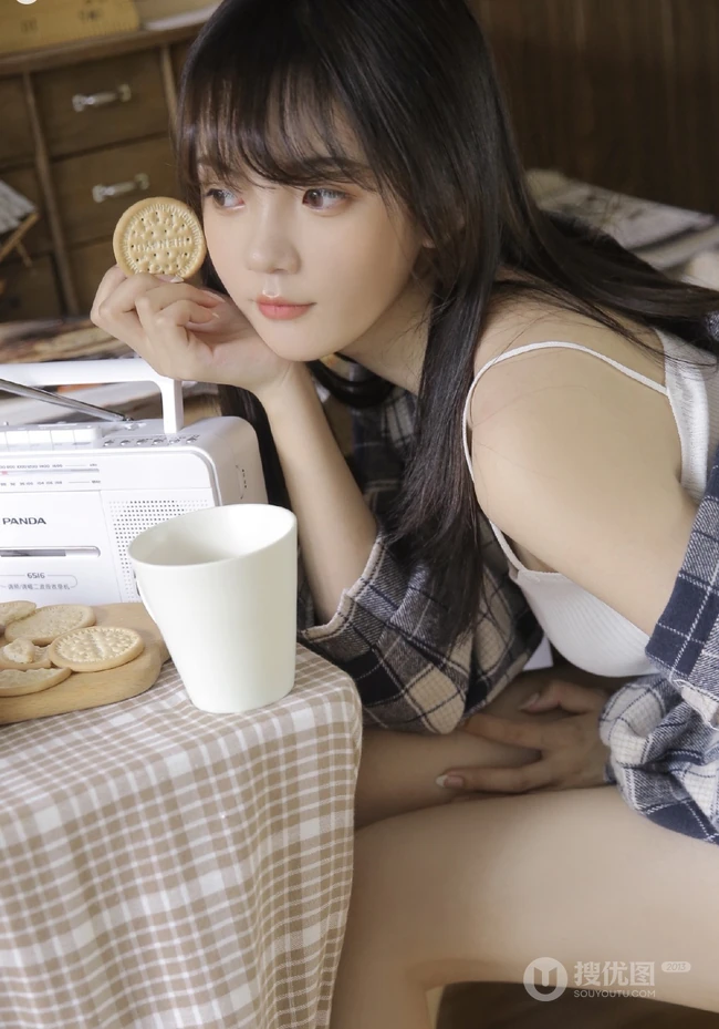 气质浅粉匀称长腿少女，格子衬衣搭背心短裤亮眼图片