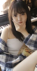 气质浅粉匀称长腿少女，格子衬衣搭背心短裤亮眼图片
