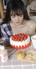 气质浅粉匀称长腿少女，格子衬衣搭背心短裤亮眼图片