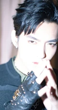 吴亦凡戴手套帅气亮相活动，卡其色工装服饰酷劲十足