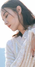 宋佳宽大过膝浅色毛衣街拍写真图片，高挑身材大秀线条感