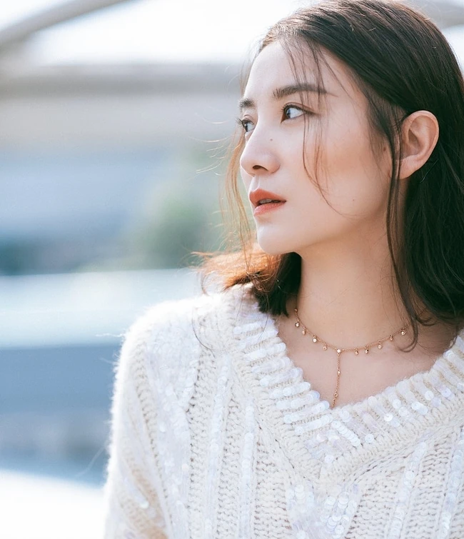 宋佳宽大过膝浅色毛衣街拍写真图片，高挑身材大秀线条感
