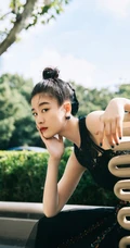 张雪迎民族风露背长裙现身某小区，搭配丸子头可爱又气质