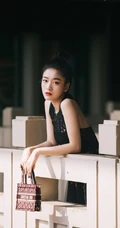 张雪迎民族风露背长裙现身某小区，搭配丸子头可爱又气质