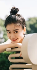张雪迎民族风露背长裙现身某小区，搭配丸子头可爱又气质