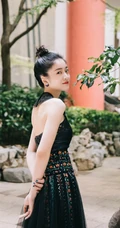 张雪迎民族风露背长裙现身某小区，搭配丸子头可爱又气质
