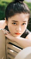 张雪迎民族风露背长裙现身某小区，搭配丸子头可爱又气质