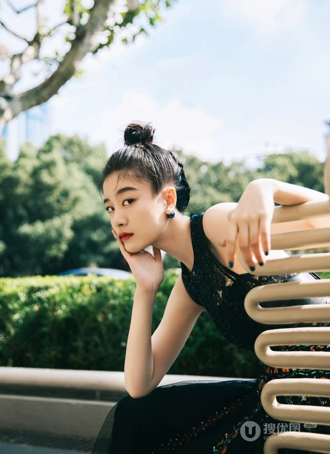 张雪迎民族风露背长裙现身某小区，搭配丸子头可爱又气质