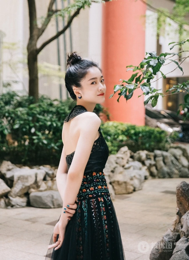 张雪迎民族风露背长裙现身某小区，搭配丸子头可爱又气质