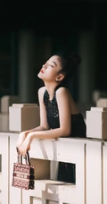 张雪迎民族风露背长裙现身某小区，搭配丸子头可爱又气质