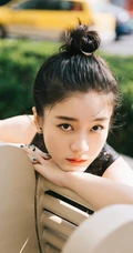 张雪迎民族风露背长裙现身某小区，搭配丸子头可爱又气质